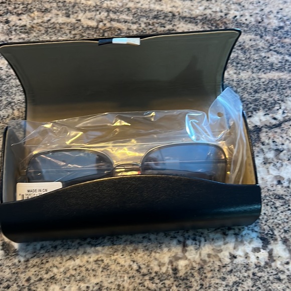 Hugo boss GOLD-TONE DOUBLE-BRIDGE SUNGLASSES WITH BETA-TITANIUM TEMPLES. - Picture 4 of 4